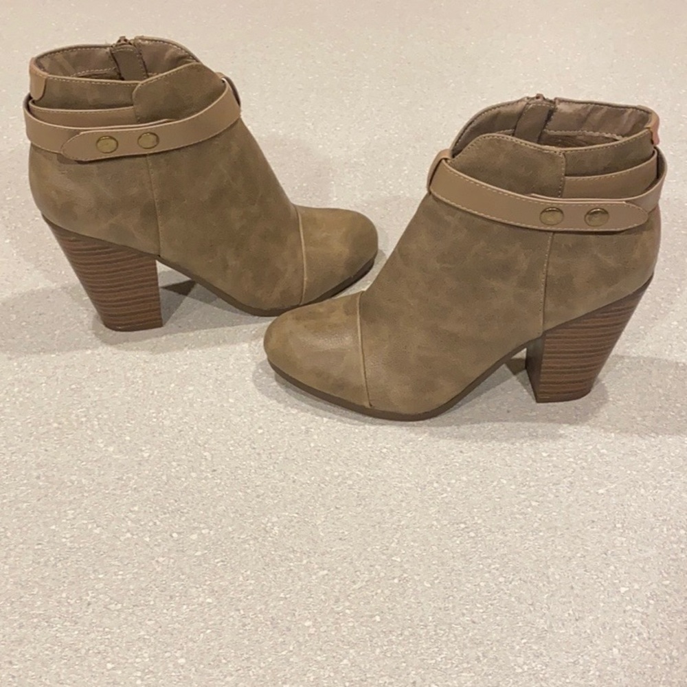Breckelles Tan Ankle Boots